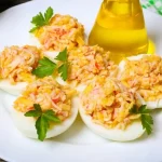 Ar krabju nūjiņām un sieru pildītas olas: svētku uzkodu recepte ar-krabju-nujinam-un-sieru-pilditas-olas-svetku-uzkodu-recepte.webp.webp