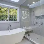 Es vienmēr cīnījos ar dušas kabīnes tīrīšanu, līdz atradu šo dzīvības problēmu: plāksne pazuda dažu minūšu laikā Es vienmēr cīnījos ar dušas kabīnes tīrīšanu, līdz atradu šo