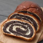 Magoņu rullītis 2026. gada Lieldienām: daudz sātīgas un gaisīgas mīklas — vecmāmiņas