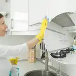 Tauki no virtuves skapjiem noņems paši no sevis: kādu vienkāršu šķīdumu tiem vajadzētu izsmidzināt? Tauki no virtuves skapjiem noņems paši no sevis: kādu vienkāršu