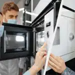 Zinātnieks skaidri atbildēja, vai starojums no mikroviļņu krāsnīm ir bīstams: tādā gadījumā – jā Zinātnieks skaidri atbildēja, vai starojums no mikroviļņu krāsnīm ir bīstams: